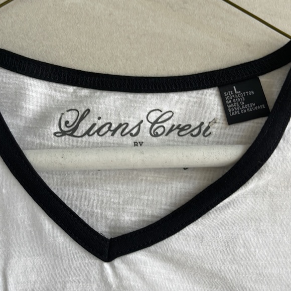 Lions Crest Mens Tee - Picture 2 of 4
